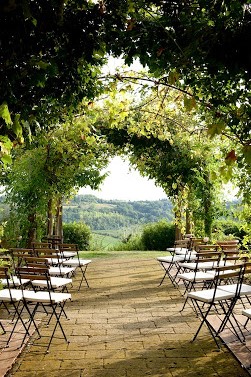 symbolic wedding in florence with natural arch