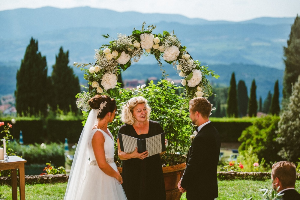 symbolic wedding in florence with arch