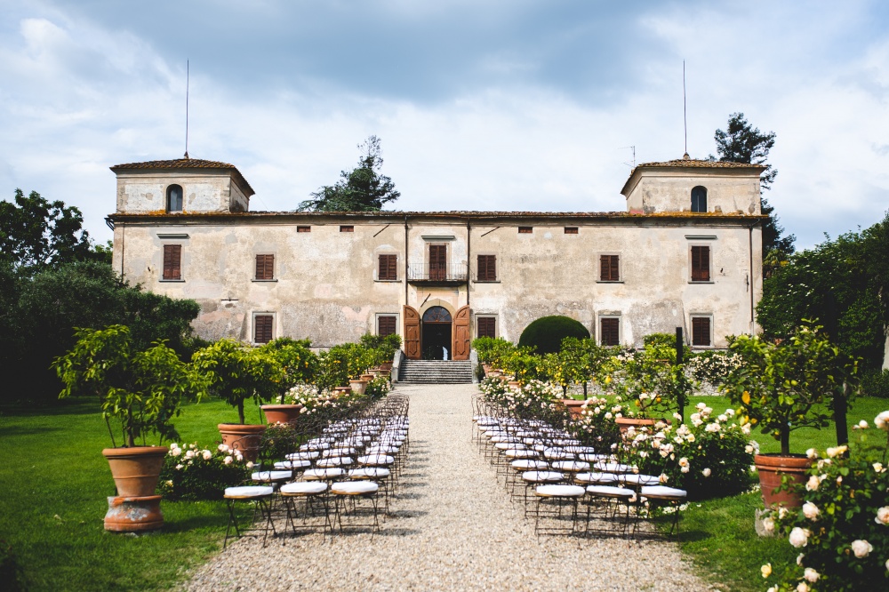 symbolic wedding in a rustic villa in florence