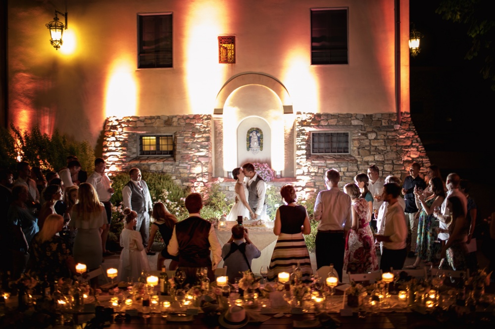 first dance in a farmhouse for weddings