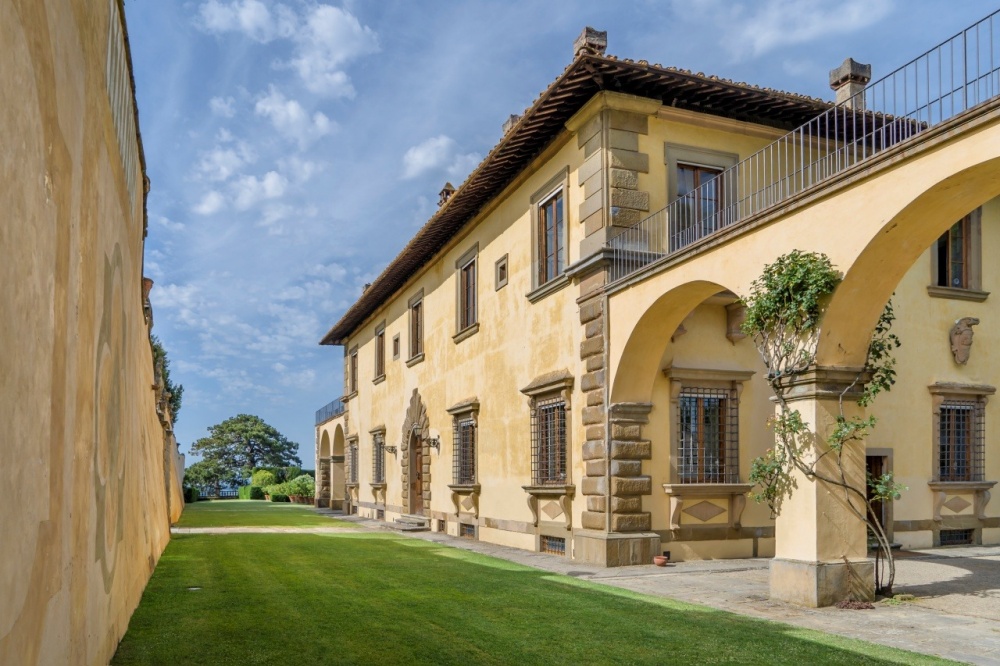 tuscan wedding villa with loggia