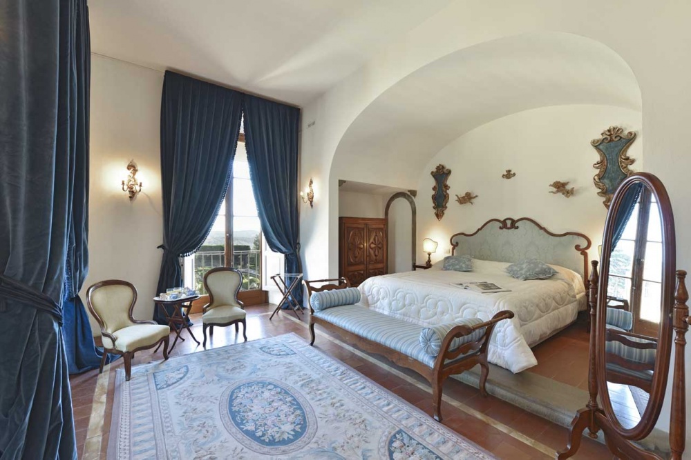 tuscan wedding villa with room