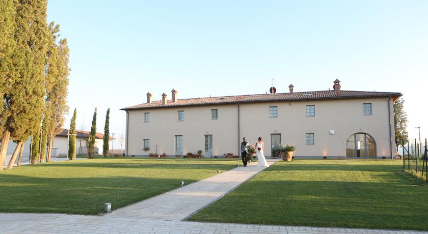 front view of a villa for weddings in tuscany