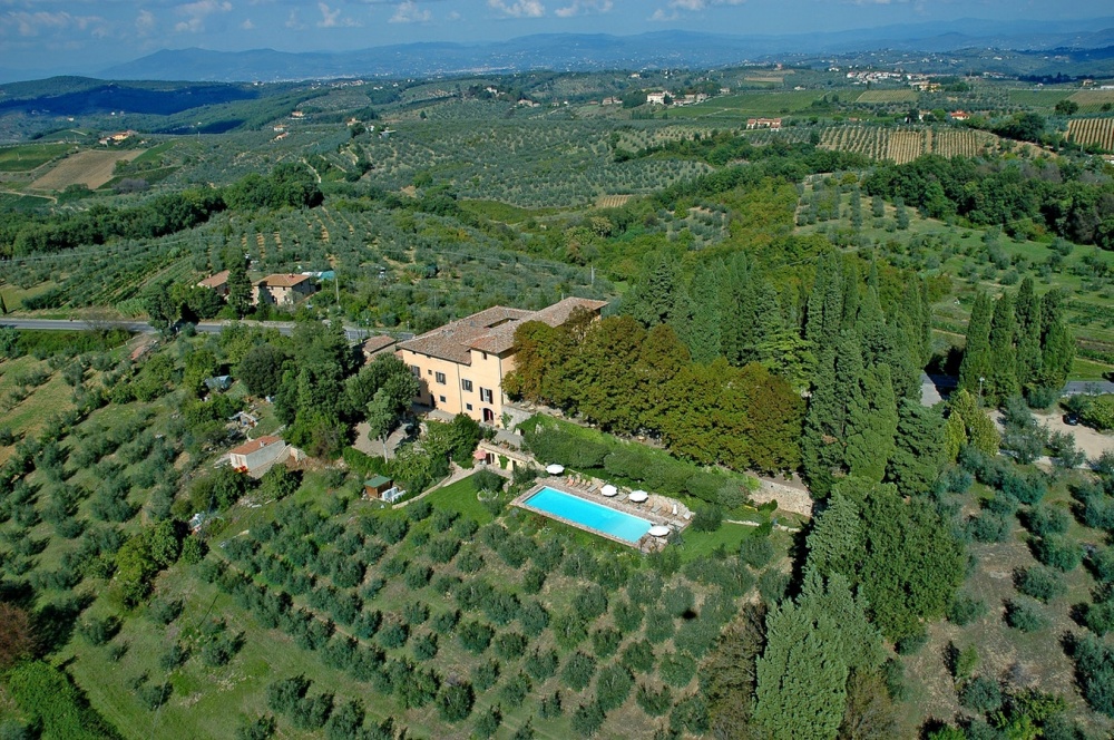 aerial view of a villa for weddings in tuscany countryside