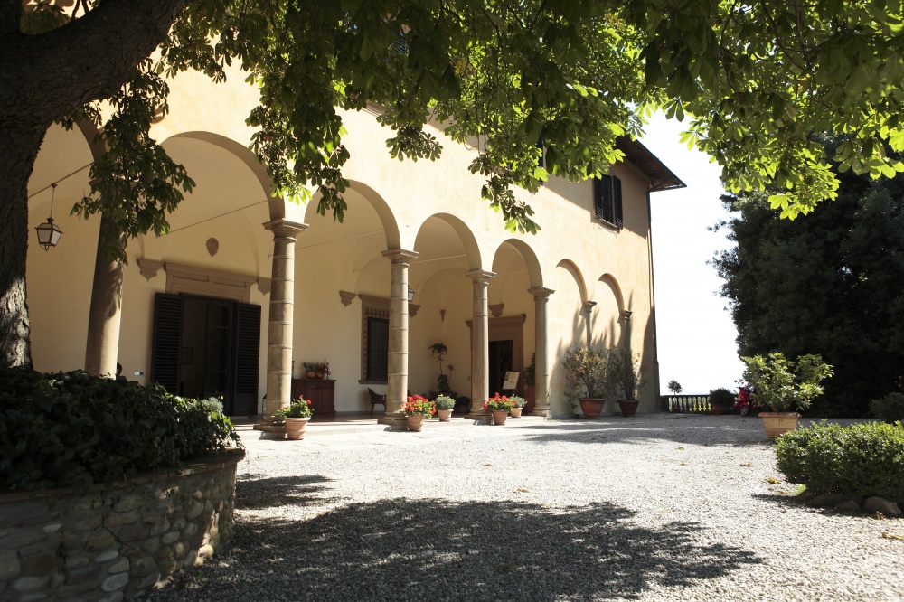 entrance of tuscany villa and its loggia for weddings and events