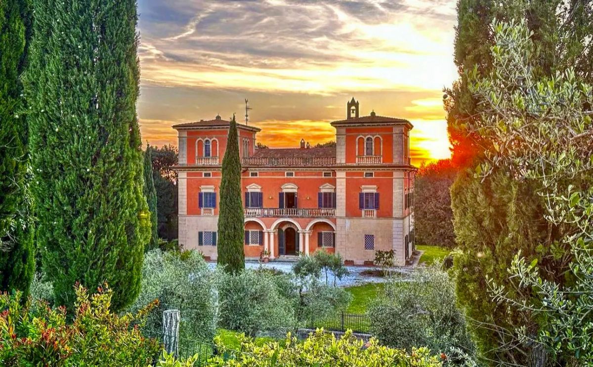 View of the organic farmhouse for weddings in Tuscany at sunset