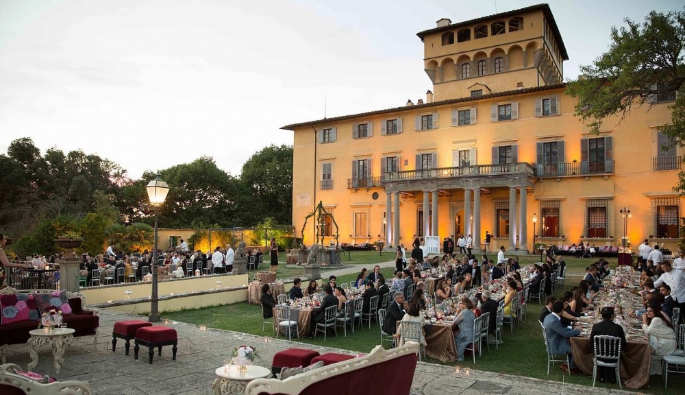 facade of a villa for marriage in tuscany