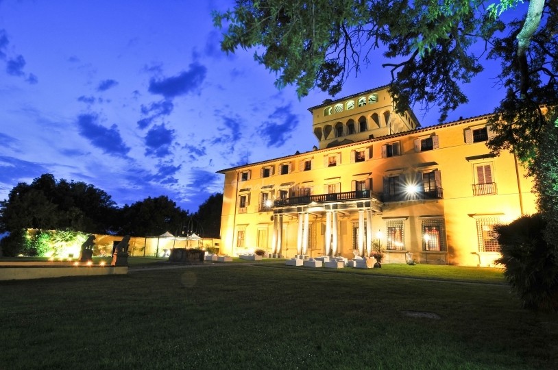 night view of a garden for marriage in tuscany