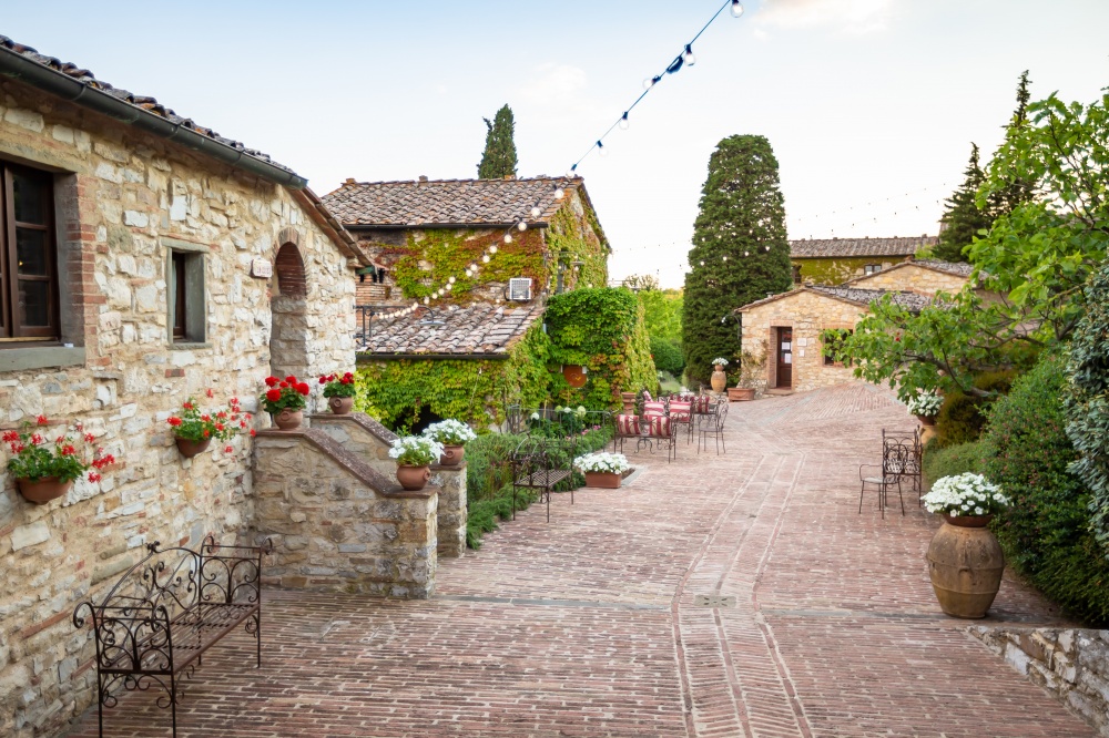 entrance of a villa for wedding in siena