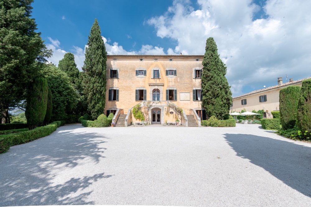 villa entrance for wedding in tuscany