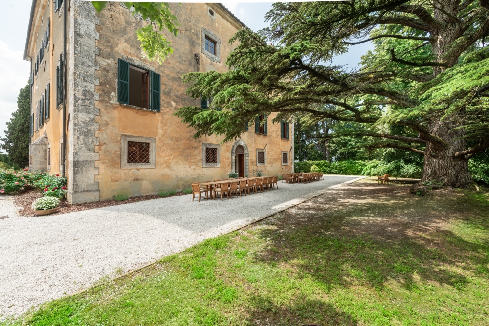 villa side view for wedding in tuscany