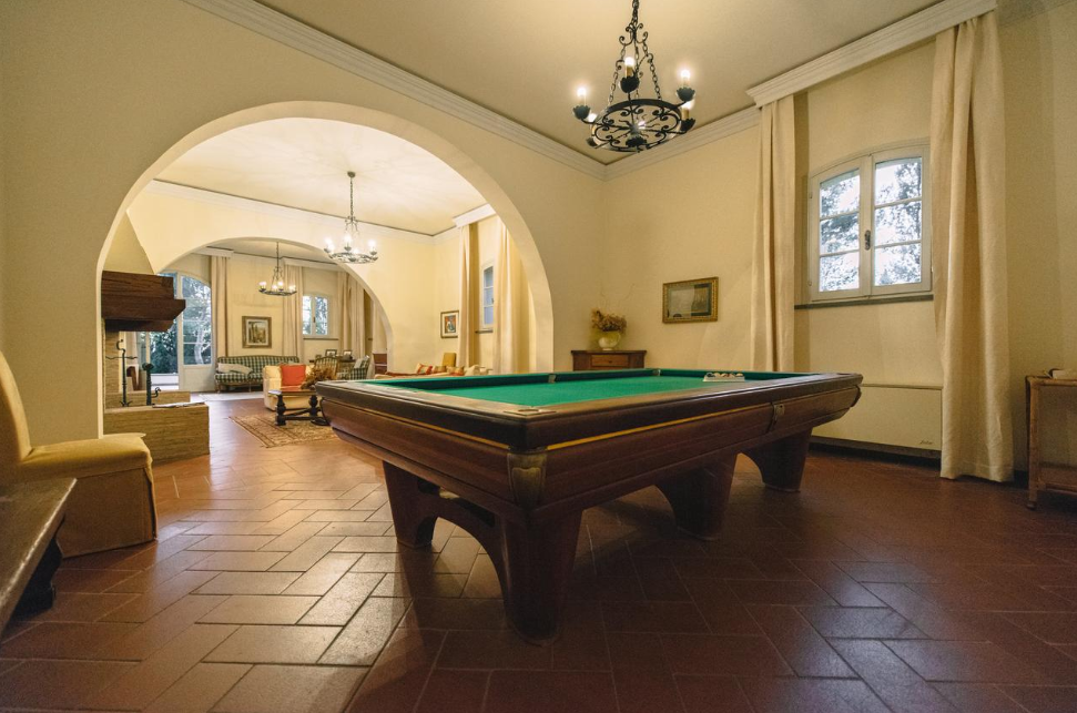 billiard in the living room of a villa for weddings on the tuscan hills