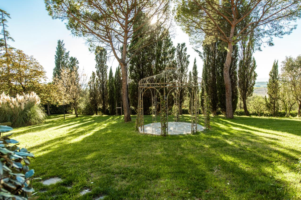 garden for wedding ceremonies in a villa on the tuscan hills