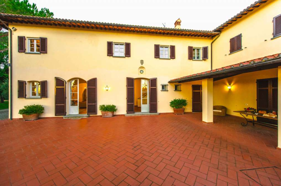 square for wedding receptions in a villa on the tuscna hills