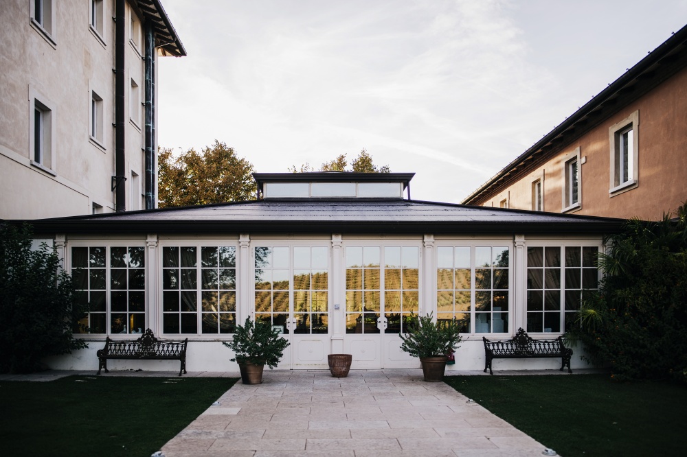 glass window wedding villa in tuscany