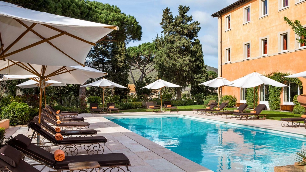 pool area wedding villa in tuscany