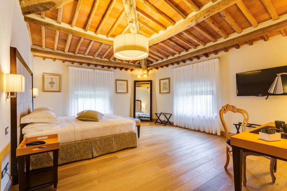 Warm bedroom of castle for weddings in Tuscany