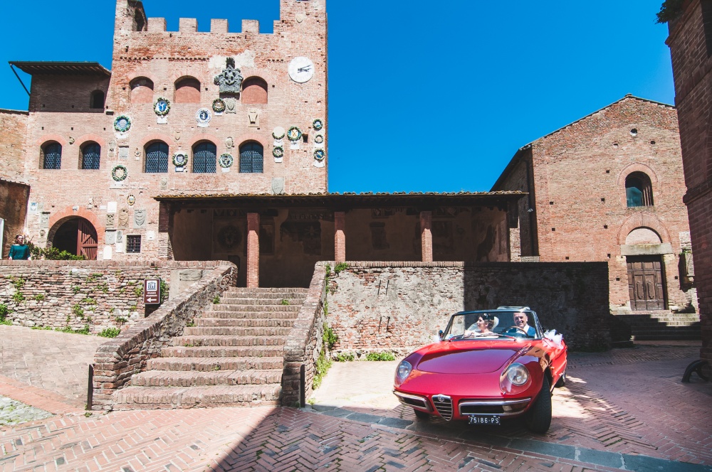 wedding ceremony in certaldo old vintage car