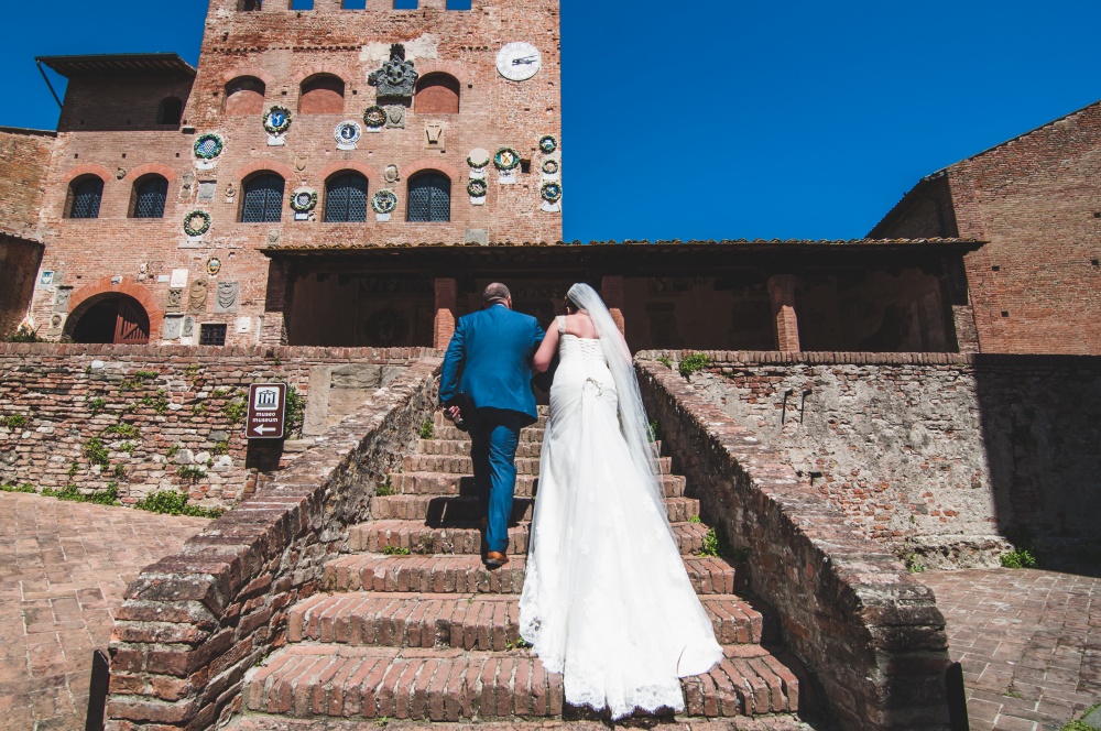 wedding ceremony in certaldo couple arriving at the townhall