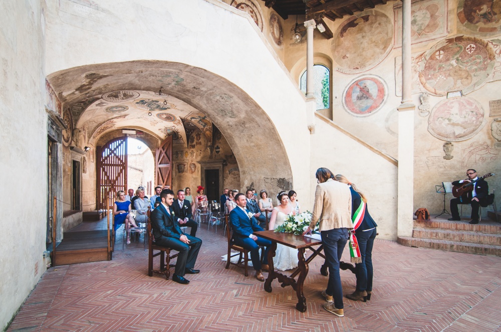 wedding ceremony in certlado with the officiant from the townhall