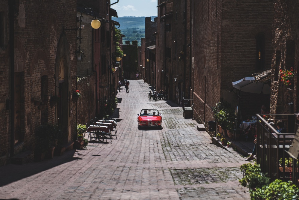 wedding ceremony in certaldo arrival of the couple with a vintage car