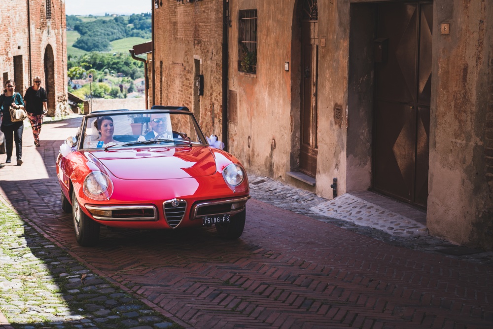 wedding ceremony in certaldo with a vintage car