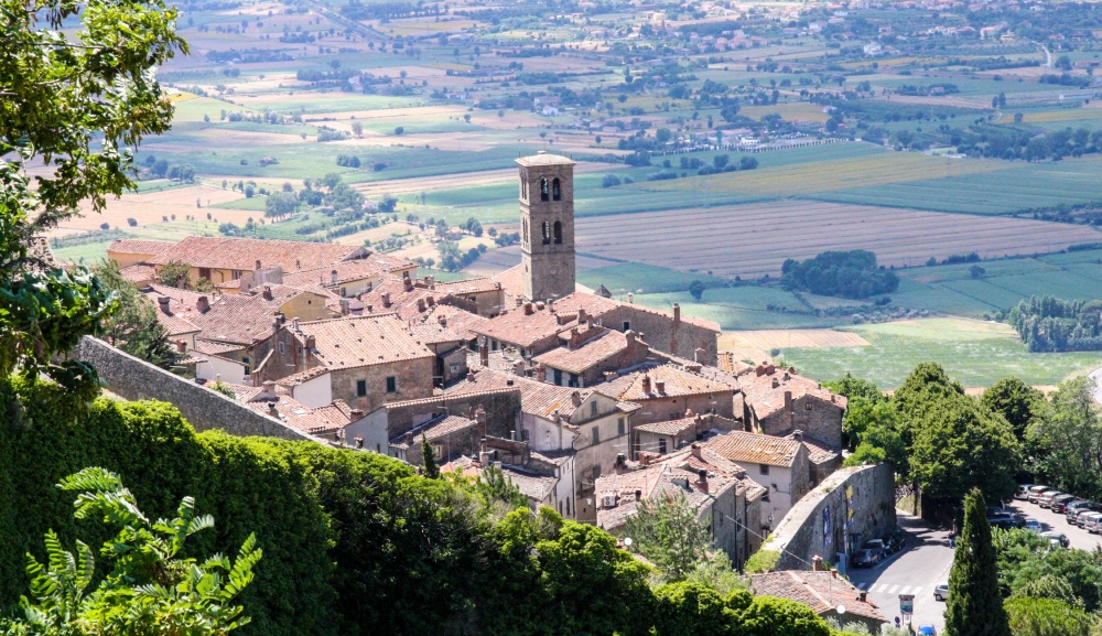 wedding ceremony aerial view of the city center of cortona