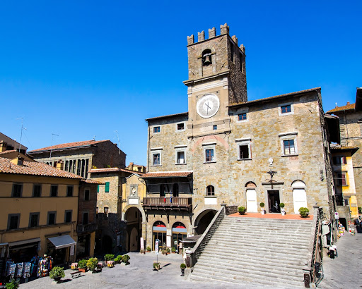 wedding ceremony in cortona townhall