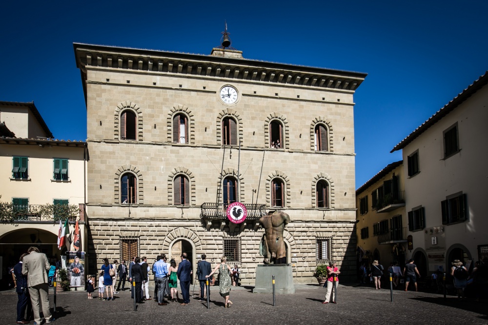 wedding ceremony in the townhall of greve in chianti