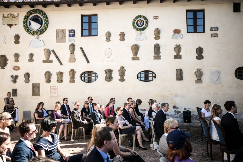 wedding civil ceremony in a courtyard in Lari