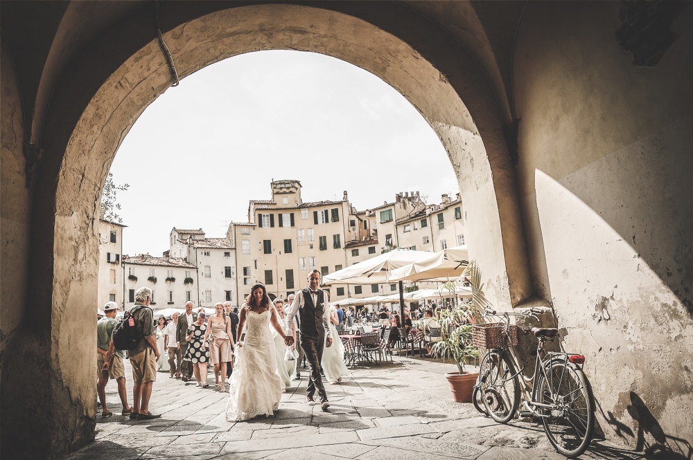 wedding shooting in lucca city center