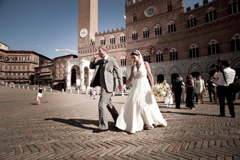 wedding ceremony in piazza del campo siena