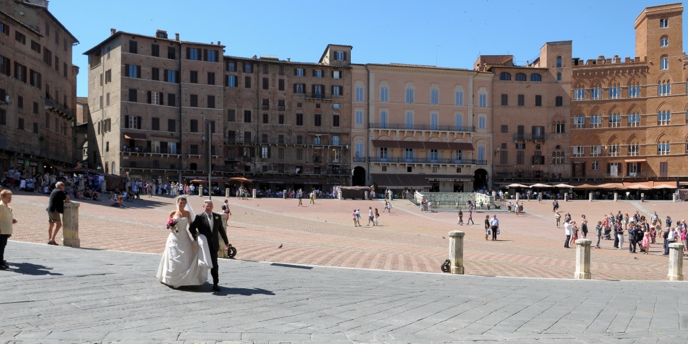 wedding ceremony in siena piazza del campo