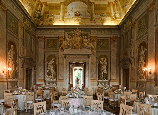 wedding in a hall with frescoes in lucca