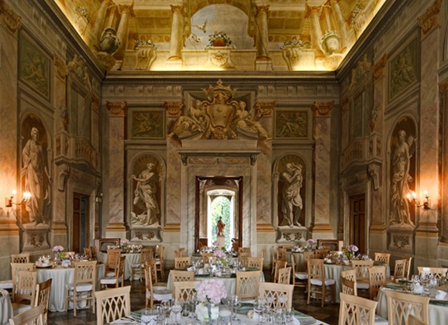 wedding in a hall with frescoes in lucca