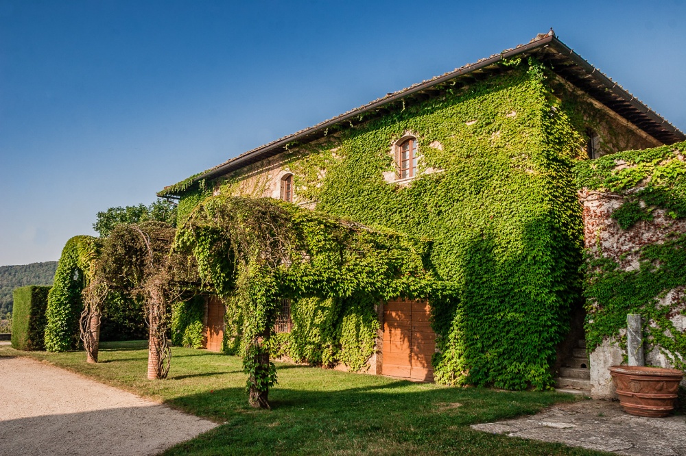 loggia with greenery in a luxury castle for wedding in siena