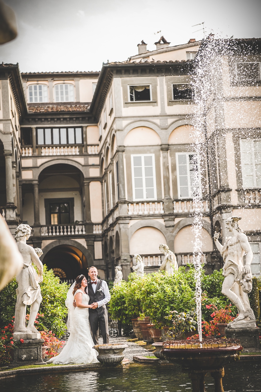 side view of the facade of a palace for weddings and events in lucca