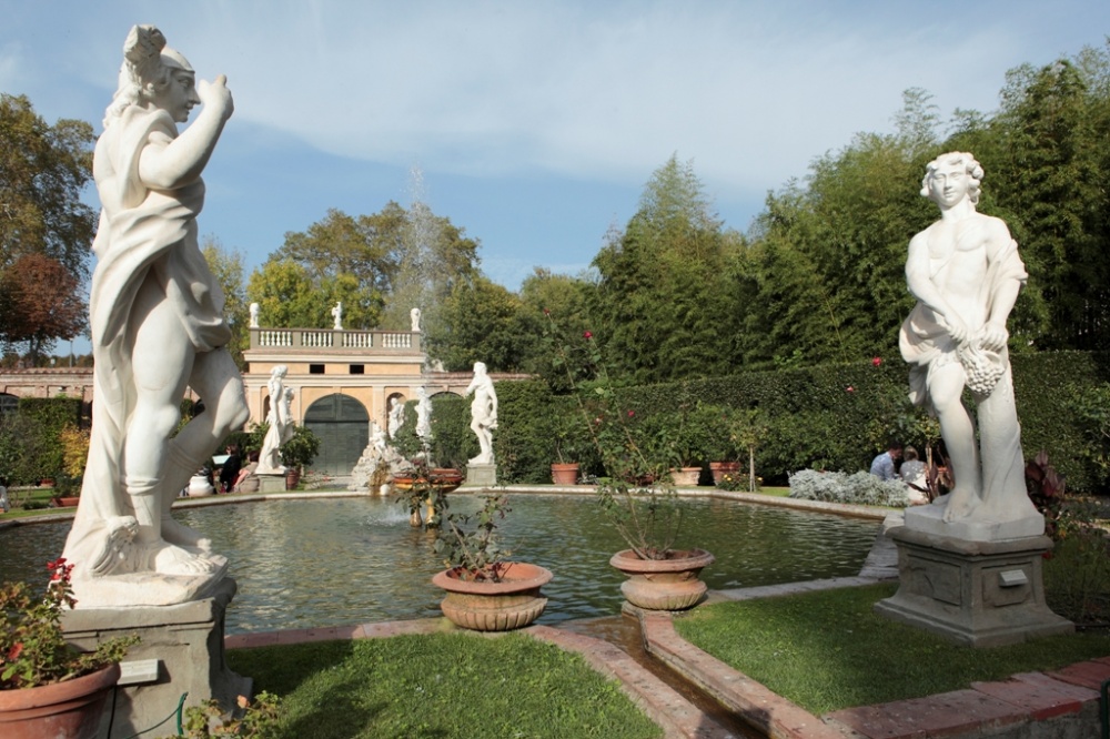 garden with fountain and sculptures in a palace in lucca