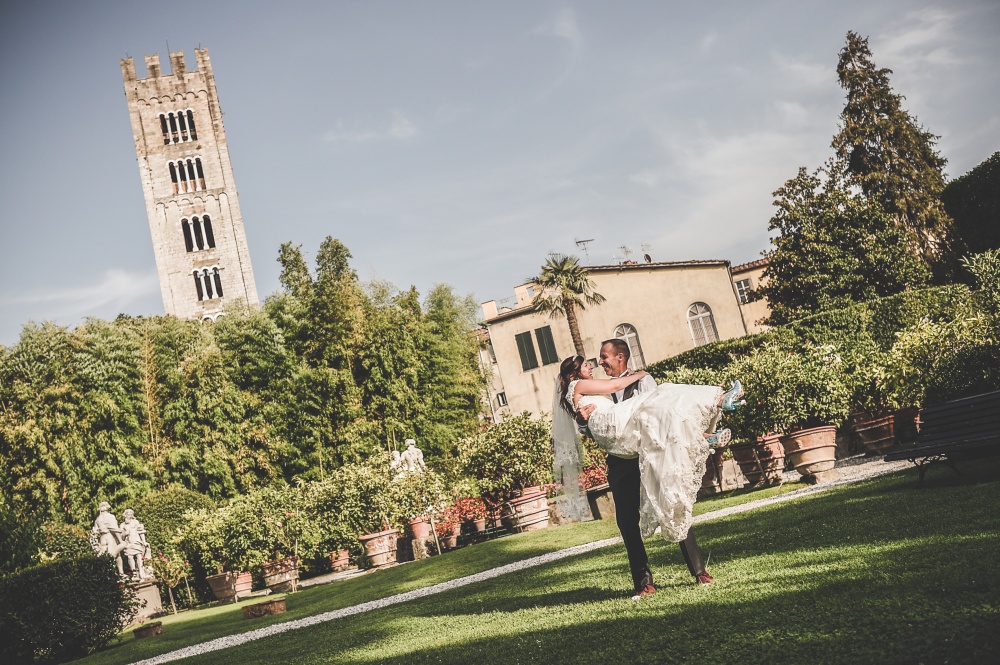 real couple celebrating in the garden of a palace for wedding in lucca