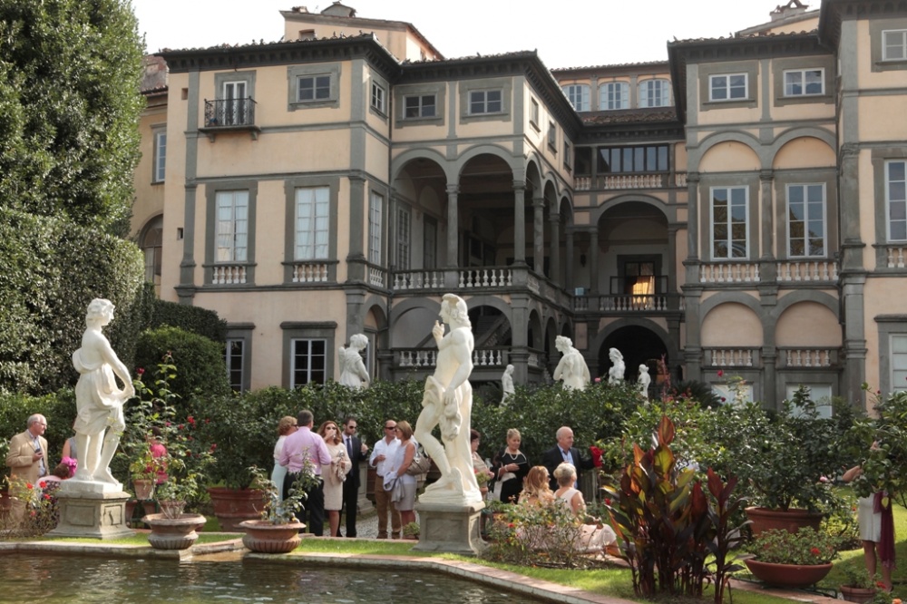 front view of a palace and its fountain for weddings in lucca