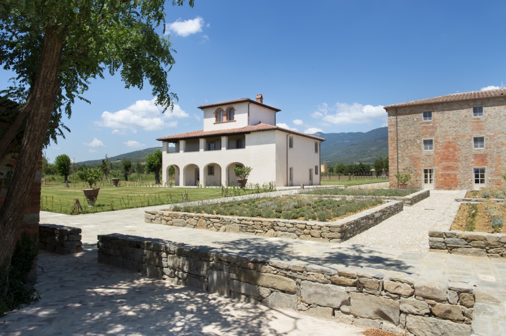 quare in a wedding tuscan farmhouse