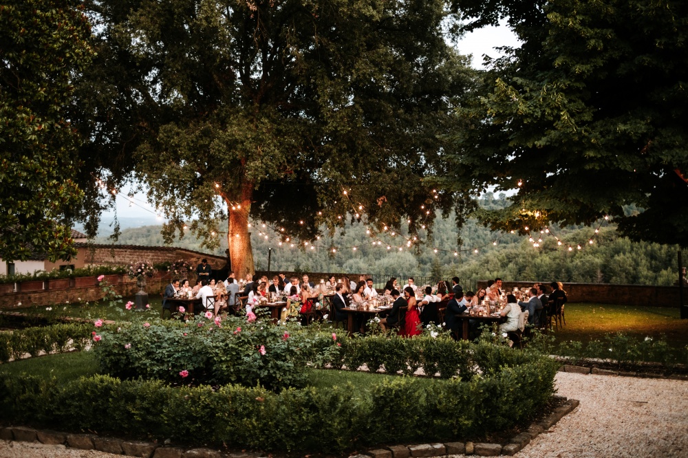 wedding dinner under the tree in tuscany