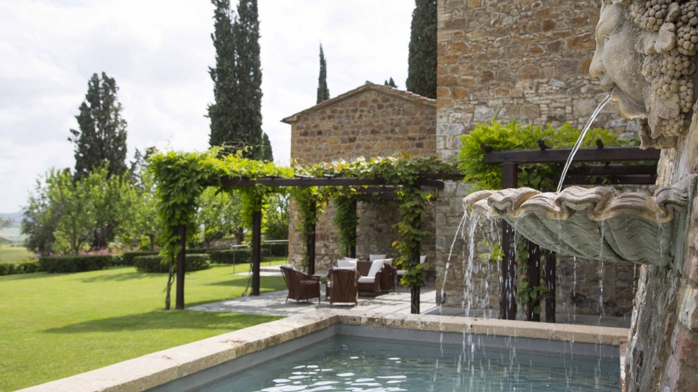 wedding venue in tuscany with fountain