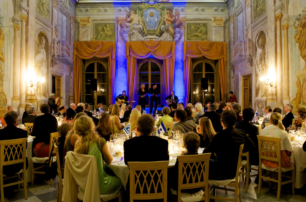 real wedding dinner setting in a villa in lucca