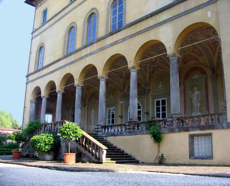 side view of the facade of a villa for weddings in lucca