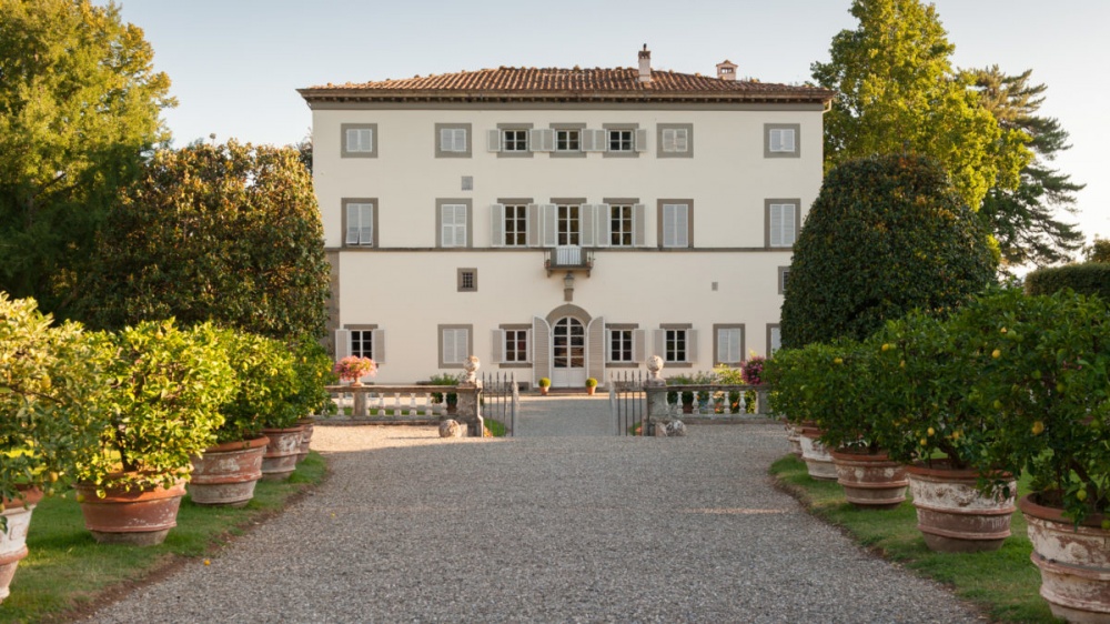 front view of a wedding villa in lucca