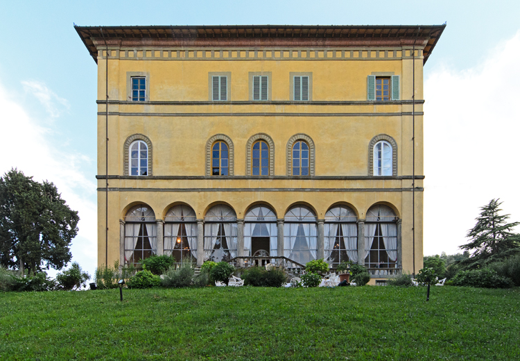 front view of a villa and its garden for wedding in lucca