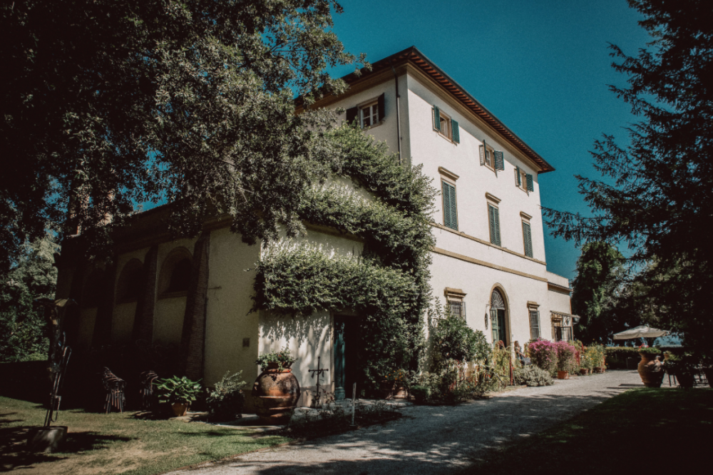 Entrance of a wedding villa in Pisa