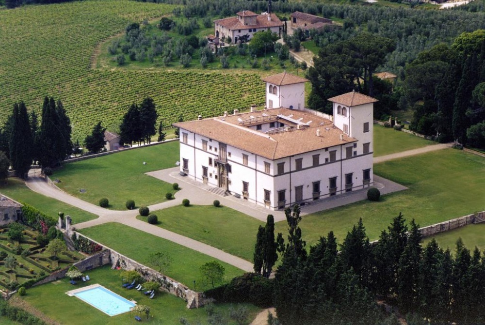 villa in the tuscan countryside