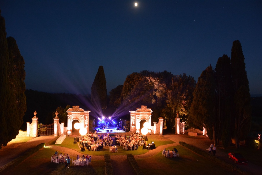 wedding party in a villa in tuscany